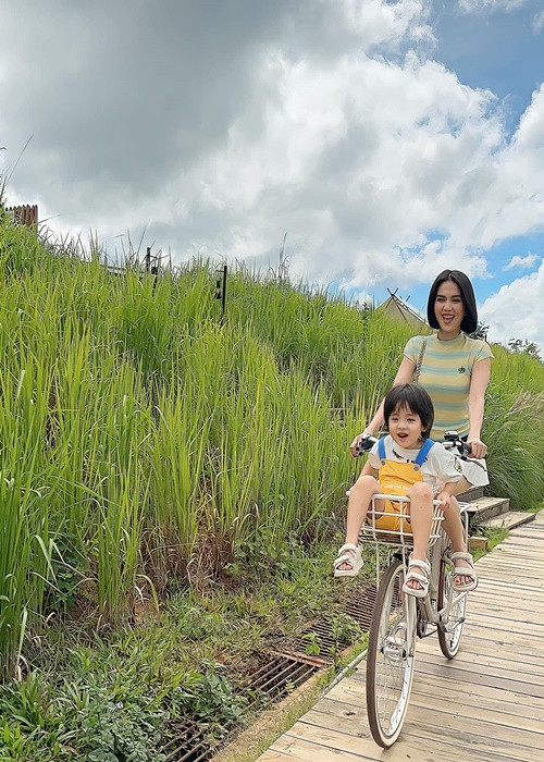 Nữ người mẫu xem cháu gái như con gái ruột. Khi rảnh rỗi, cô thường xuyên đưa bé He đi du lịch. Ảnh: FBNV.