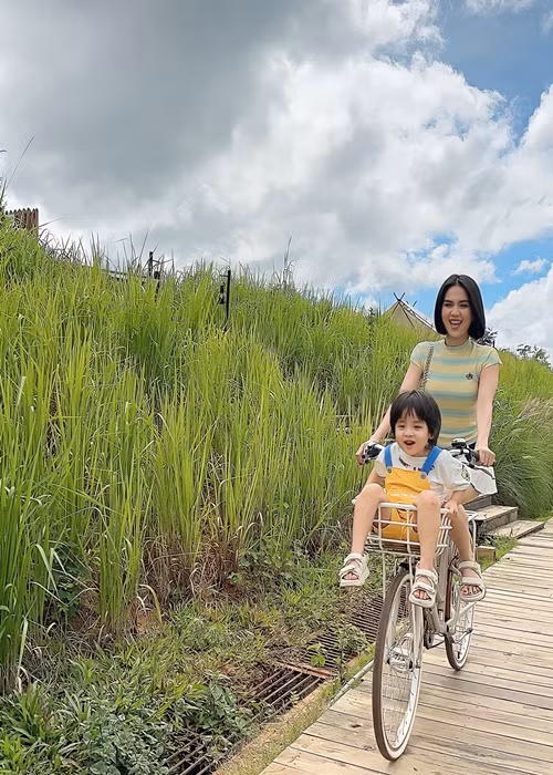 Nữ người mẫu xem cháu gái như con gái ruột. Khi rảnh rỗi, cô thường xuyên đưa bé He đi du lịch. Ảnh: FBNV.