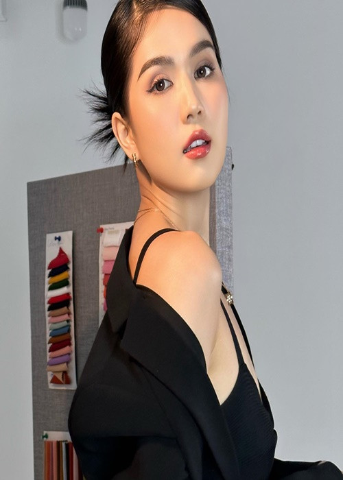 Phía Ngọc Trinh vẫn có thu nhập “khủng” trong những năm qua. Cô kiếm tiền từ làm CEO, dự sự kiện, làm Youtuber. Ảnh: FBNV.
