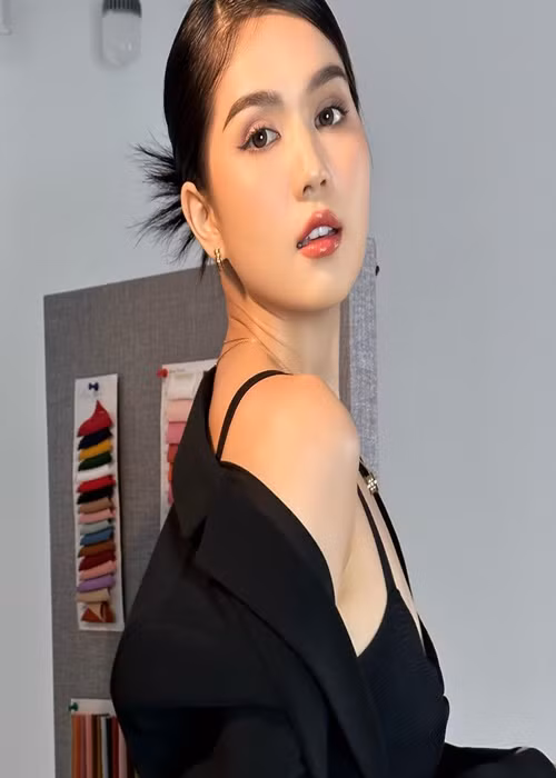 Phía Ngọc Trinh vẫn có thu nhập “khủng” trong những năm qua. Cô kiếm tiền từ làm CEO, dự sự kiện, làm Youtuber. Ảnh: FBNV.