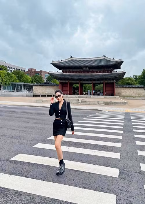 Đối mặt với những đồn đoán tình cảm với Đức Phạm, Quỳnh Thư nói: "Với tôi, trên một trận đấu tình trường, người nào không được yêu thì là người thứ ba. Quỳnh Thư xin được giữ kín về chuyện có hay không có người yêu ở thời điểm hiện tại vì trước giờ tôi không chia sẻ điều này trước công chúng". Ảnh: FBNV.