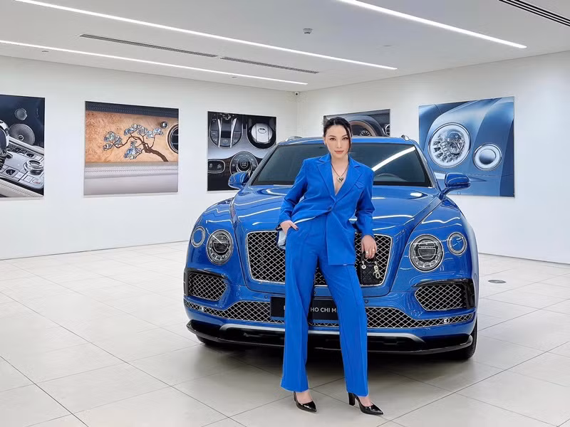 Cô bạn thân của Ngọc Trinh sử dụng xe sang để di chuyển. Ảnh: FBNV.