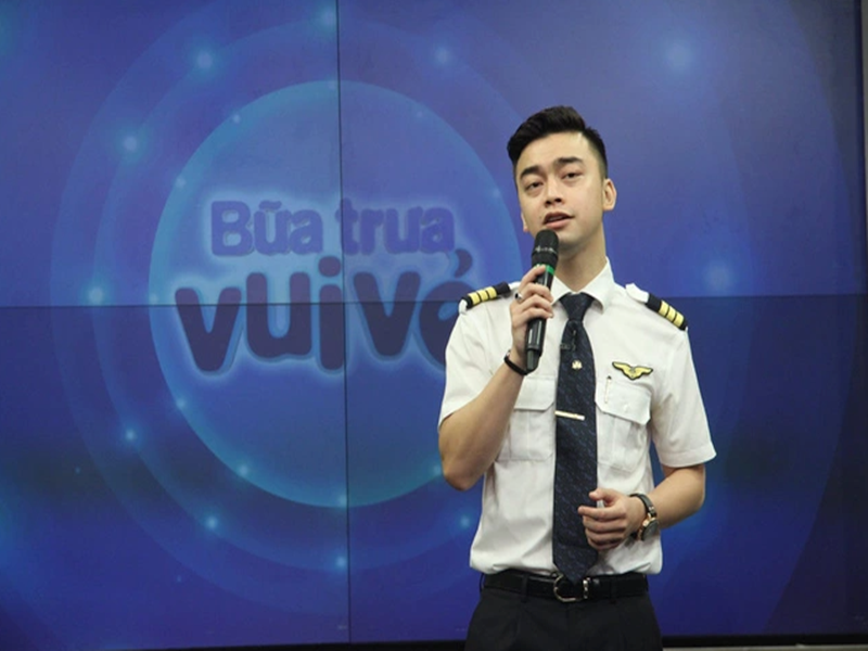 Dù không còn hoạt động nghệ thuật, cơ trưởng Hà Duy vẫn nhận được sự quan tâm của nhiều khán giả. Ảnh: Người Lao Động.