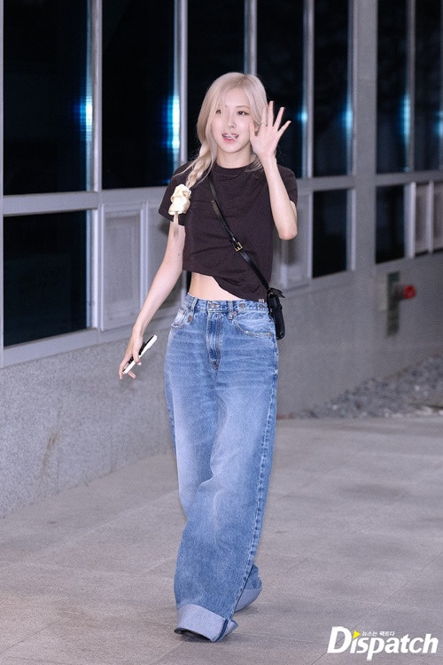 Rosé cũng diện áo phông và quần jean phom rộng. Cô vén áo để khoe eo thon. Ảnh: Dispatch.