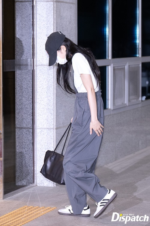 Jennie diện áo phông và quần yếm rộng. Cô ít tương tác với ống kính máy ảnh. Ảnh: Dispatch.