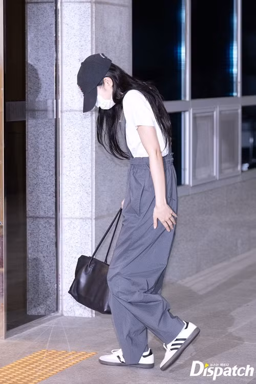 Jennie diện áo phông và quần yếm rộng. Cô ít tương tác với ống kính máy ảnh. Ảnh: Dispatch.