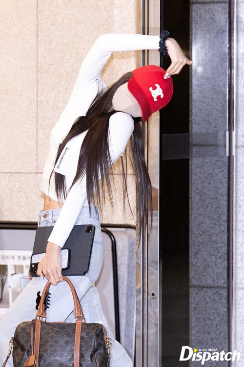 Lisa tạo hình nửa trái tim bằng tay. Ảnh: Dispatch.