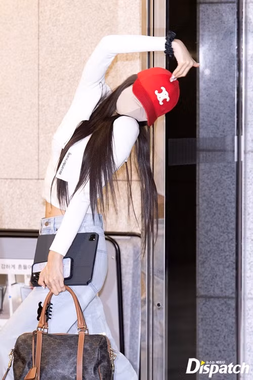 Lisa tạo hình nửa trái tim bằng tay. Ảnh: Dispatch.