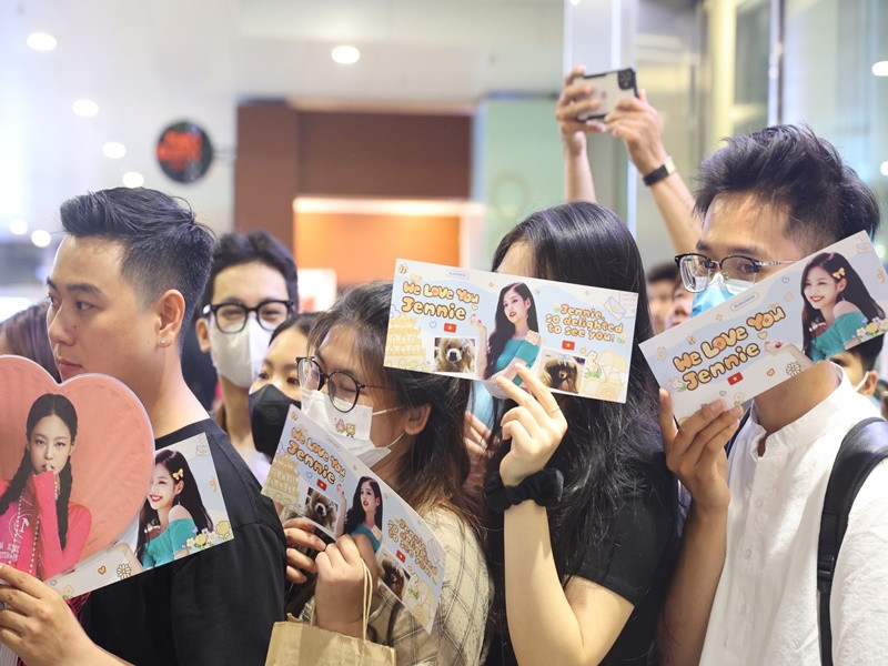 Người hâm mộ mong chờ tiếp cận nhóm BlackPink. Ảnh: Tiền Phong.