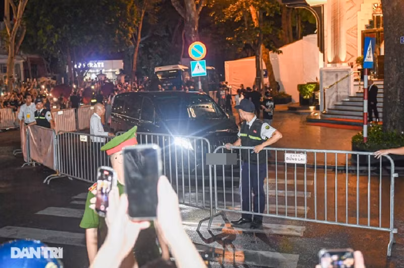 Theo Phụ Nữ Số, toàn bộ dàn xe đón BlackPink thuộc nhãn hiệu xe Mercedes-Benz, dòng V-Class độ "Maybach" với mức giá từ 3-4 tỷ đồng/chiếc. Ảnh: Dân Trí.