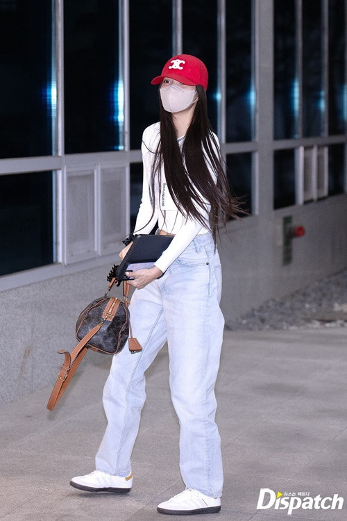 Lisa diện áo croptop tay dài kết hợp cùng quần jeans cạp cao. Ảnh: Dispatch.