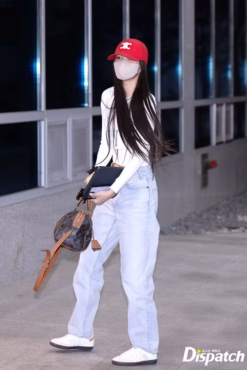 Lisa diện áo croptop tay dài kết hợp cùng quần jeans cạp cao. Ảnh: Dispatch.