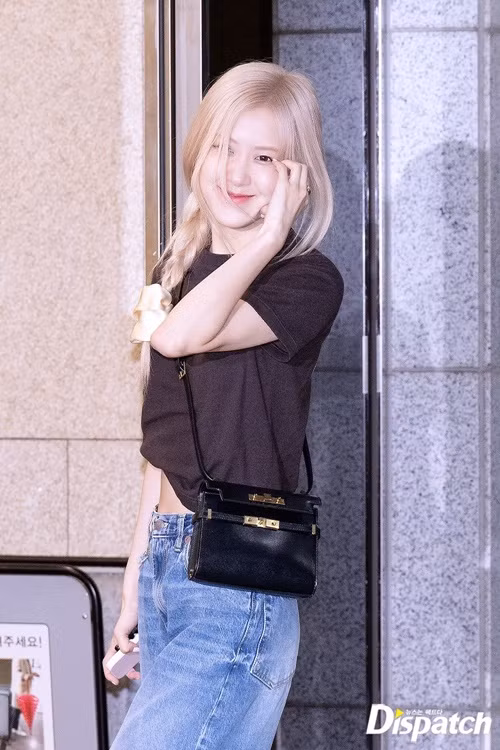 Rosé tạo hình nửa trái tim bằng tay, nở nụ cười đầy tỏa nắng. Ảnh: Dispatch.