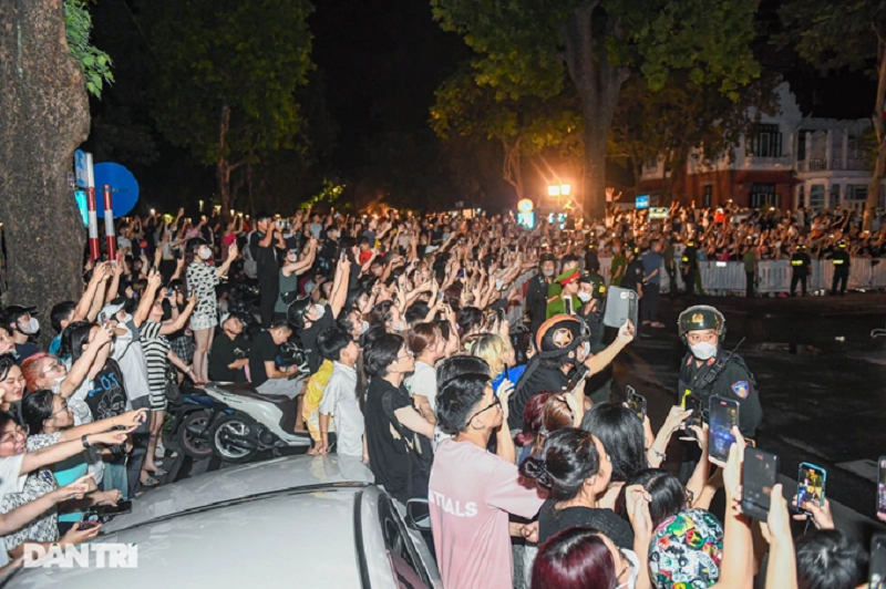 Rất đông fan của BlackPink tụ tập trước khách sạn. Ảnh: Dân Trí.