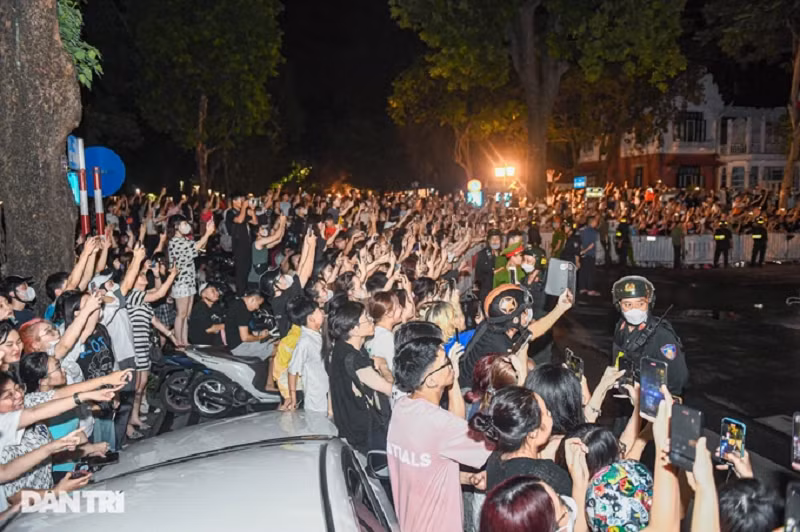 Rất đông fan của BlackPink tụ tập trước khách sạn. Ảnh: Dân Trí.