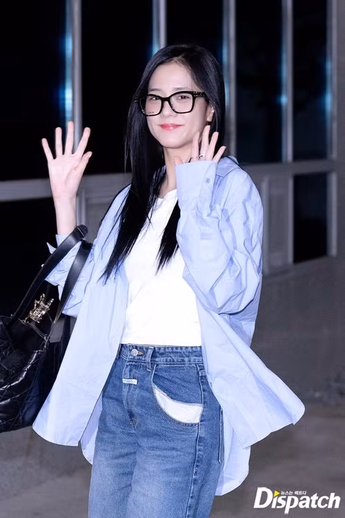 Thành viên nhóm BlackPink luôn rạng rỡ tại sân bay. Ảnh: Dispatch.