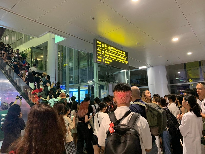 Tại sân bay, fan đứng chờ ở sảnh quốc tế đến. Tuy nhiên, BlackPink đi từ cổng dành cho khách VIP. Ảnh: Tiền Phong.