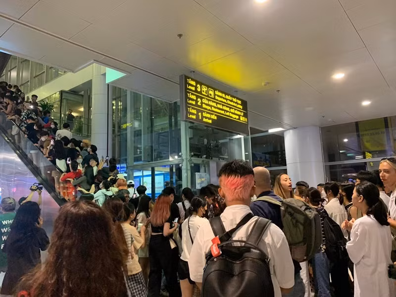 Tại sân bay, fan đứng chờ ở sảnh quốc tế đến. Tuy nhiên, BlackPink đi từ cổng dành cho khách VIP. Ảnh: Tiền Phong.