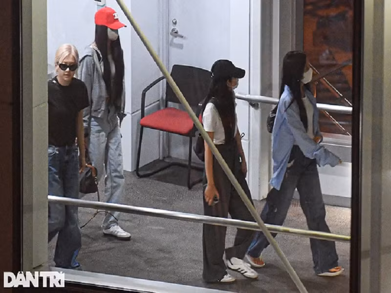 Nhóm BlackPink mặc trẻ trung, được dàn xe sang đón tại Việt Nam Nhom BlackPink mac tre trung, duoc dan xe sang don tai Viet Nam