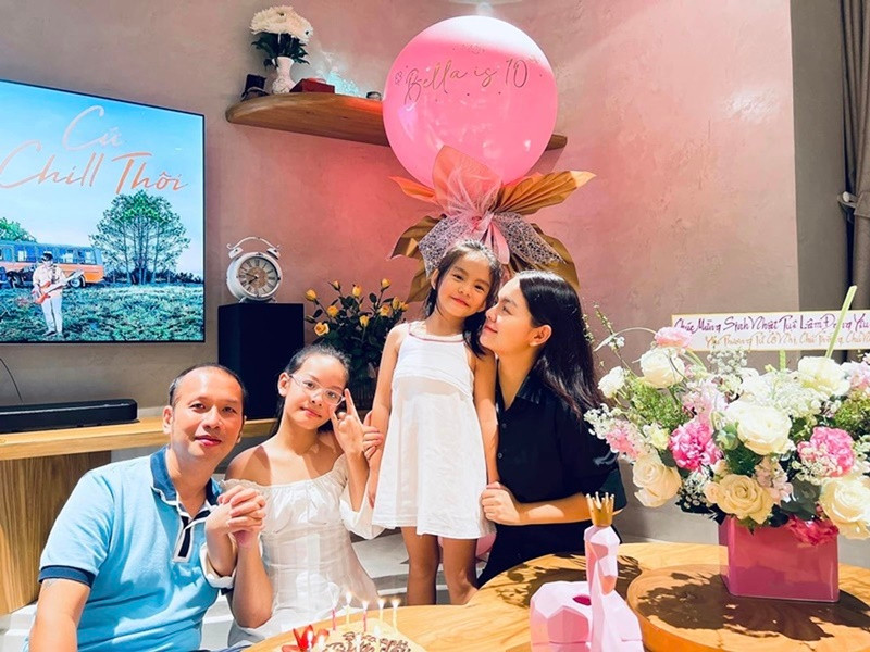 Phạm Quỳnh Anh và ông bầu Quang Huy không ngại tái hợp trong các dịp sinh nhật của hai con gái chung. Ảnh: FBNV.