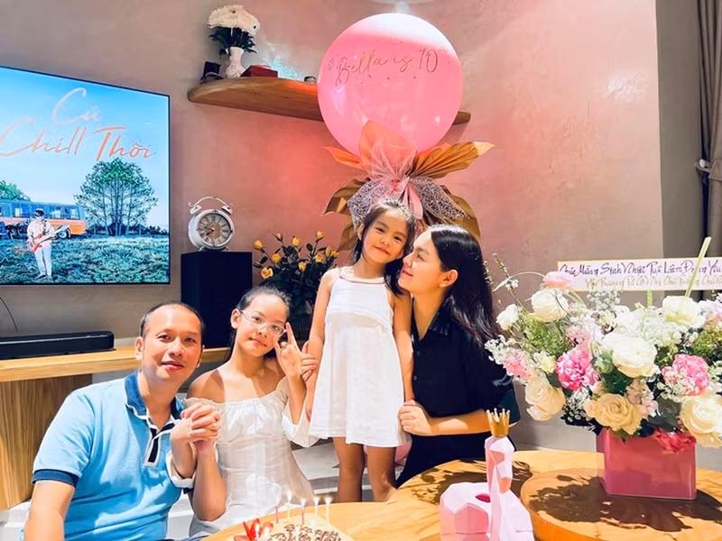 Phạm Quỳnh Anh và ông bầu Quang Huy không ngại tái hợp trong các dịp sinh nhật của hai con gái chung. Ảnh: FBNV.