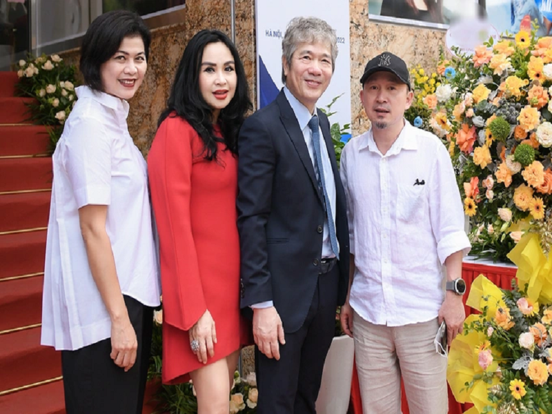 Năm 2022, nhạc sĩ Quốc Trung cùng bạn đời mang hoa đến chúc mừng Thanh Lam và chồng chưa cưới khai trương bệnh viện. Ảnh: Dân Trí.