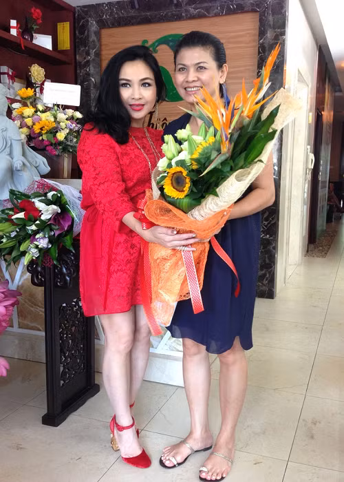 Thanh Lam và nhạc sĩ Quốc Trung cũng ứng xử văn minh hậu ly hôn. Khi người bạn đời của Quốc Trung lên chức bà chủ thẩm mỹ viện, Thanh Lam đến chúc mừng. Ảnh: Dân Trí.