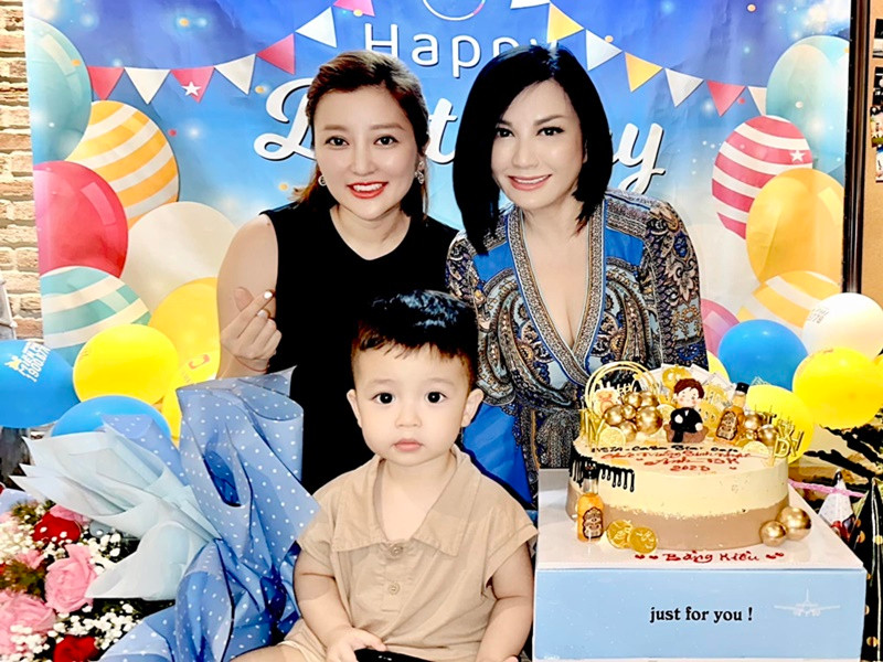 Trizzie Phương Trinh còn đi du lịch chung với Bằng Kiều và bạn gái của nam ca sĩ. Ảnh: FBNV.