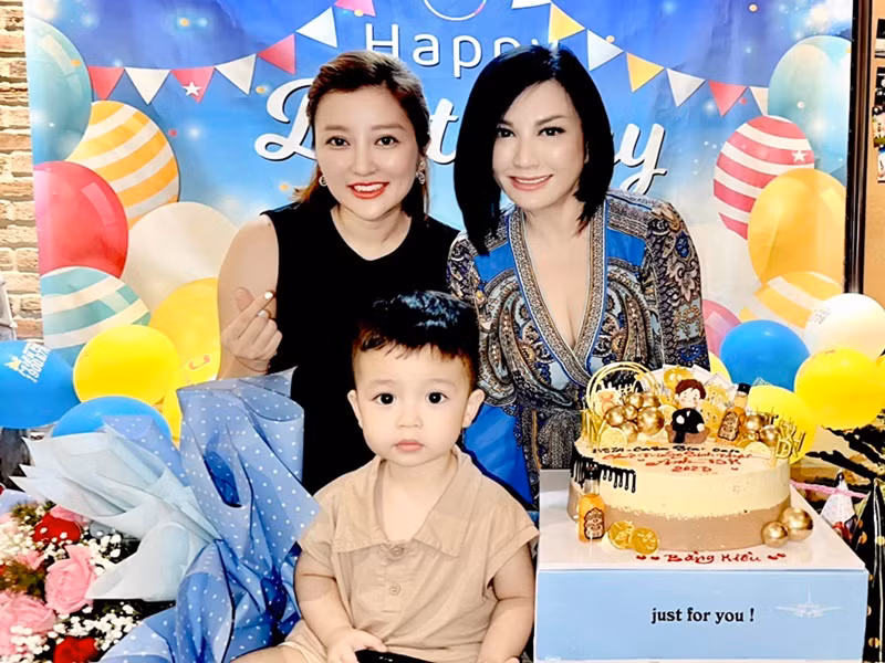 Trizzie Phương Trinh còn đi du lịch chung với Bằng Kiều và bạn gái của nam ca sĩ. Ảnh: FBNV.