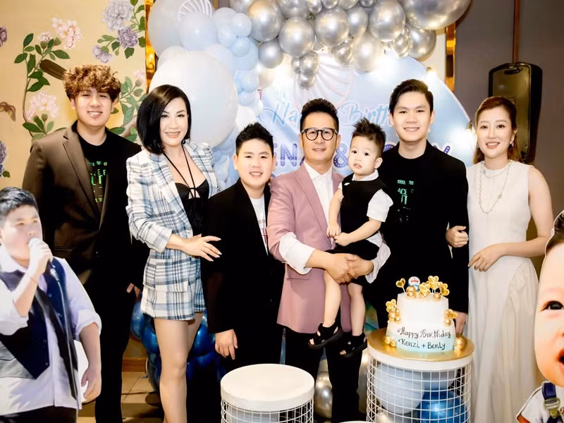 Giống Trương Ngọc Ánh, Trizzie Phương Trinh (thứ hai bên trái) có mối quan hệ tốt đẹp với chồng cũ. Gần đây, nữ ca sĩ hải ngoại cho biết, cô mừng cho Bằng Kiều khi gắn bó với một người phụ nữ đẹp người, đẹp nết, dễ thương, biết cách cư xử như Mai Linh. Ảnh: FBNV.