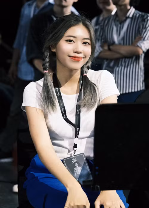 PiaLinh dự định sau khi bước sang năm học thứ 2 tại Đại học Ngoại thương Hà Nội, cô sẽ học song song về thanh nhạc tại một trường nghệ thuật. Ảnh: FBNV.