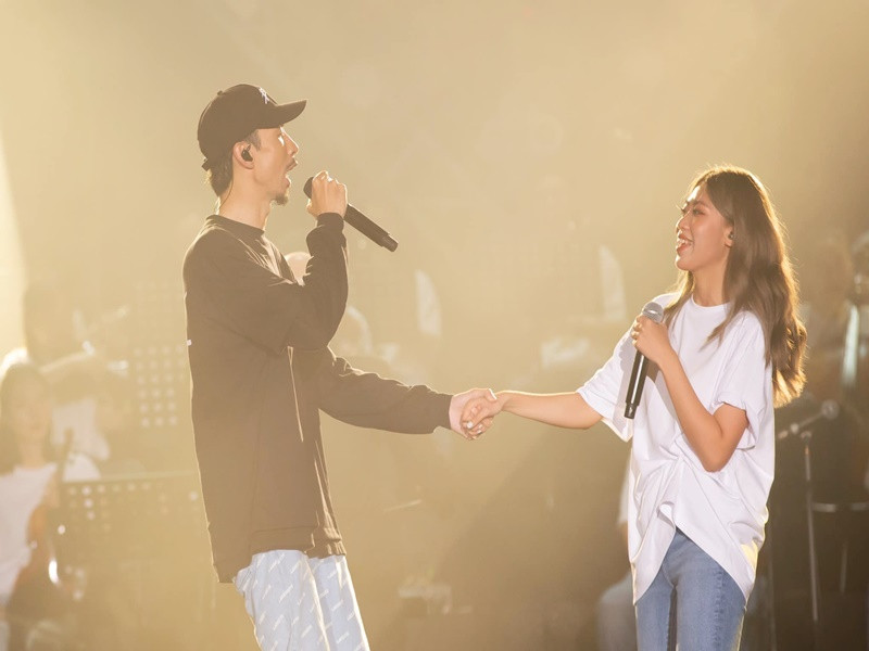 Đen Vâu đặt nghệ danh cho PiaLinh. “Vì tôi chơi piano và tên Linh, cho nên anh ấy đã quyết định đặt cho tôi là PiaLinh”, cô chia sẻ. Ảnh: FBNV.