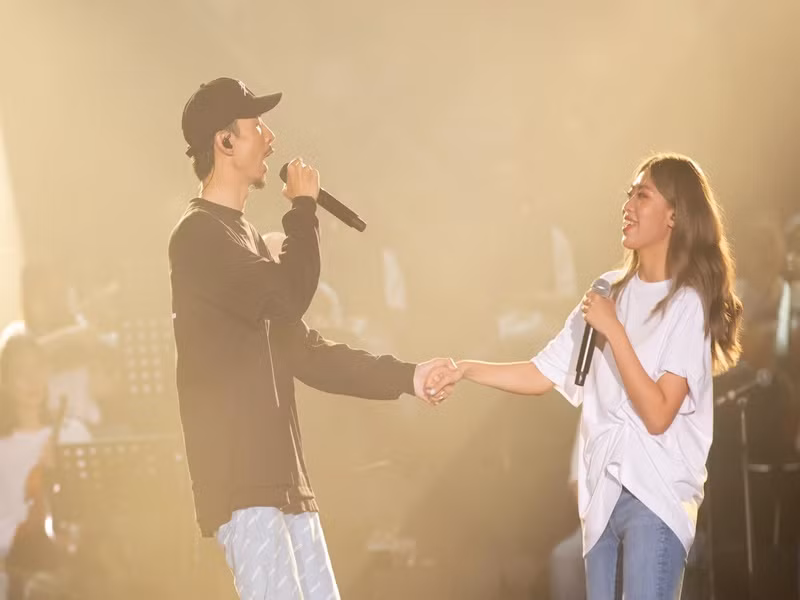 Đen Vâu đặt nghệ danh cho PiaLinh. “Vì tôi chơi piano và tên Linh, cho nên anh ấy đã quyết định đặt cho tôi là PiaLinh”, cô chia sẻ. Ảnh: FBNV.