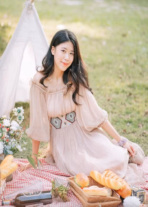 PiaLinh sở hữu vóc dáng khá nhỏ nhắn, gương mặt ưa nhìn. Ảnh: Dân Việt.