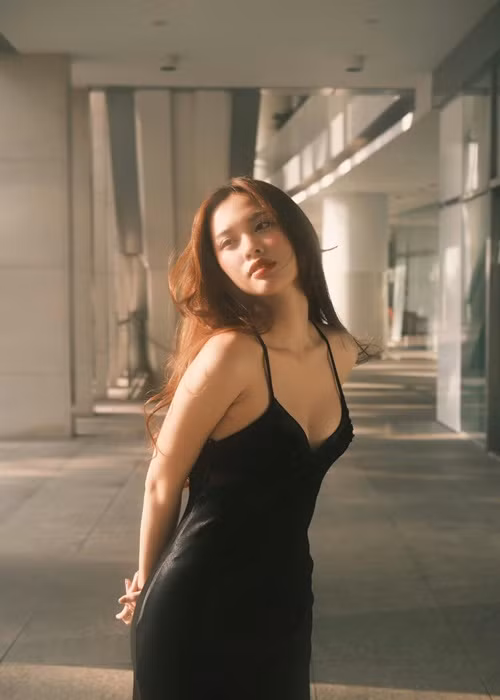 Cô gái xứ Huế mang vẻ đẹp hiện đại.