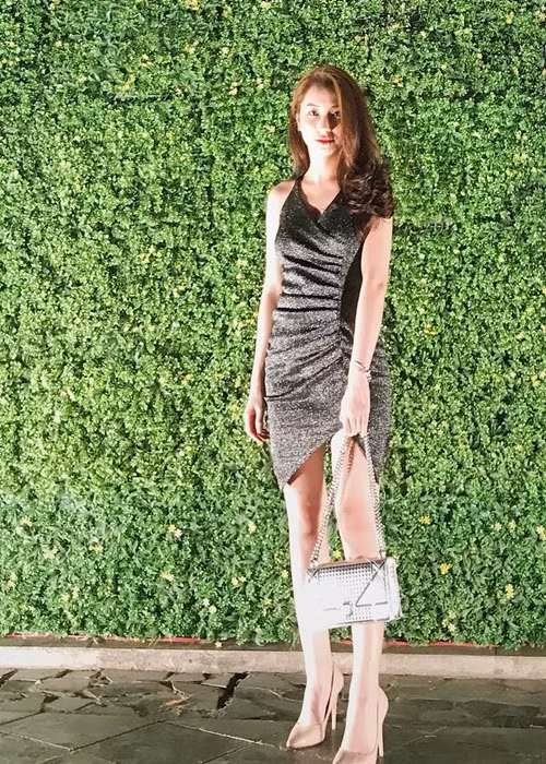 "Cô ấy có dáng người nhỏ nhắn, khá lạnh lùng và cười xinh đúng gu của tôi", nam ca sĩ Sóng gió chia sẻ.