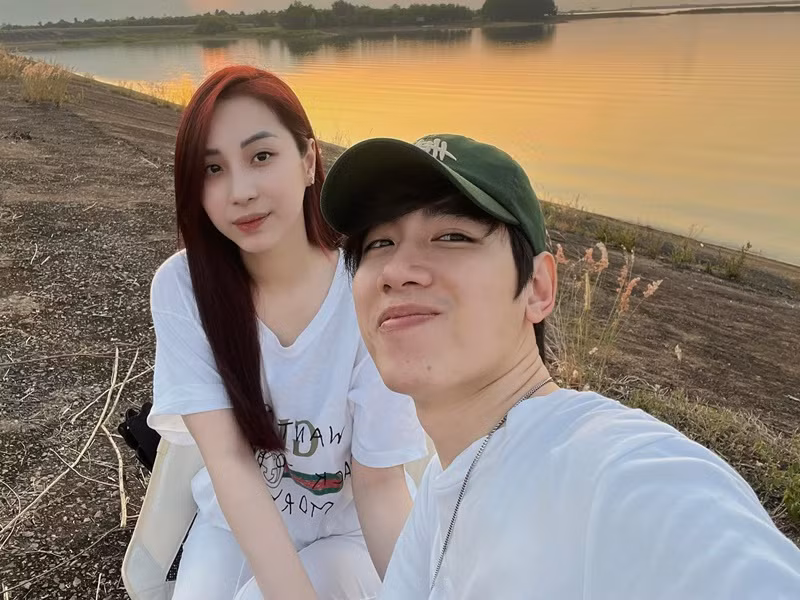 Mới đây, nam ca sĩ K-ICM lần đầu tiên chia sẻ chuyện hẹn hò. Trên trang cá nhân, giọng ca Sóng gió viết: “Cảm ơn Linh đã ở cạnh anh những lúc anh khó khăn và tuyệt vọng nhất, nhưng tình cảm của em đã giúp anh đứng lên và bước qua mọi khó khăn. Cảm ơn em vì tất cả”. Đi kèm với đó, nam ca sĩ đăng tải hình ảnh bên người yêu.