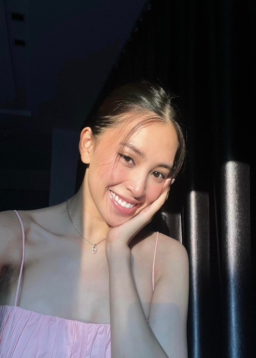 Cùng nụ cười tươi, Tiểu Vy sở hữu đôi môi gợi cảm, mũi thanh tú, nước da mịn, ánh mắt trong veo. Ảnh: FBNV.