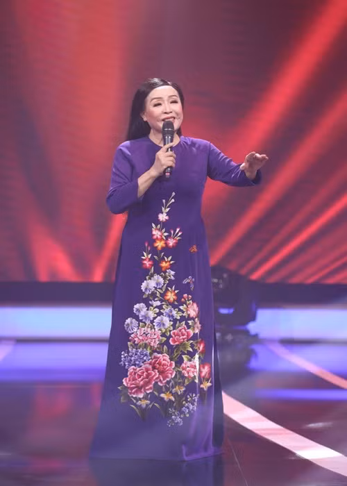 Theo Người Lao Động, năm 1967 - 1968, NSND Thu Hiền cùng đoàn Tây Bắc biểu diễn phục vụ động viên tinh thần chiến đấu chống Mỹ của quân và dân tuyến lửa miền Trung. Năm 1972, bà cùng đoàn văn công Tây Nguyên vào Quảng Trị. Năm 1975, bà cùng Đoàn Ca nhạc dân tộc trung ương theo bước chân các anh giải phóng quân vào TP Huế. Ảnh: Pháp Luật TP HCM.