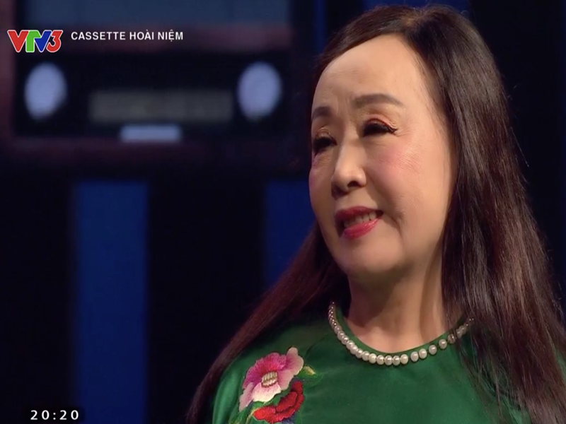 “Tôi đã gặp Đại tướng Võ Nguyên Giáp rất nhiều lần. Tôi còn giữ bức ảnh được bác Giáp tặng hoa rất đẹp sau khi hát ca khúc Quảng Bình quê ta ơi. Trước khi bác mất, bác vẫn nói với mọi người rằng: "Cho tôi nghe Quảng Bình quê ta ơi mà Thu Hiền hát". Đó là kỷ niệm khiến tôi rất xúc động, vừa vinh dự vừa tự hào. Tôi lúc ấy như một người con của miền Trung, một người con của Quảng Bình để gửi tới bác ca khúc trước lúc bác lâm chung”, Dân Việt dẫn lời nghệ sĩ Thu Hiền. Ảnh: Dân Việt.