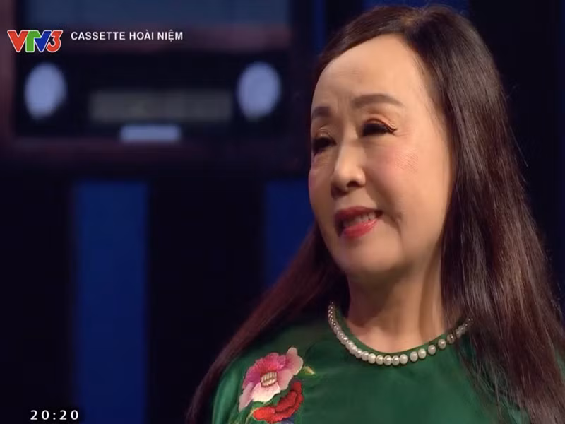 “Tôi đã gặp Đại tướng Võ Nguyên Giáp rất nhiều lần. Tôi còn giữ bức ảnh được bác Giáp tặng hoa rất đẹp sau khi hát ca khúc Quảng Bình quê ta ơi. Trước khi bác mất, bác vẫn nói với mọi người rằng: "Cho tôi nghe Quảng Bình quê ta ơi mà Thu Hiền hát". Đó là kỷ niệm khiến tôi rất xúc động, vừa vinh dự vừa tự hào. Tôi lúc ấy như một người con của miền Trung, một người con của Quảng Bình để gửi tới bác ca khúc trước lúc bác lâm chung”, Dân Việt dẫn lời nghệ sĩ Thu Hiền. Ảnh: Dân Việt.