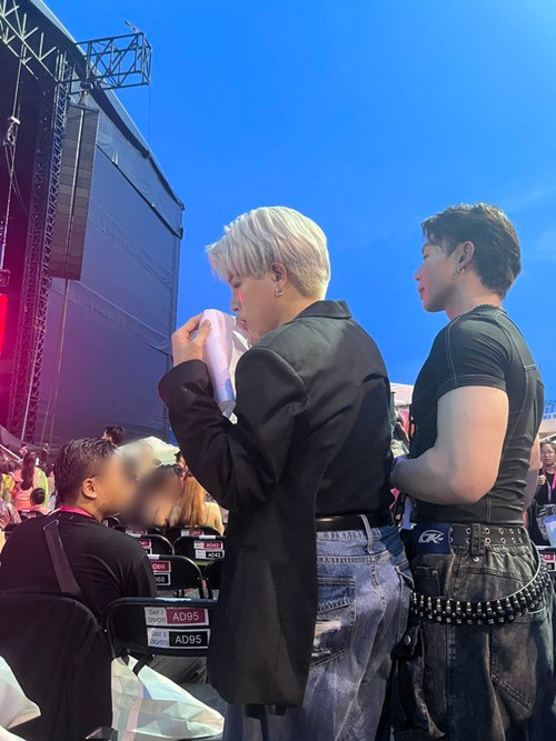 Đức Phúc và Erik hào hứng cùng đến xem buổi biểu diễn. Ảnh: Người Lao Động.