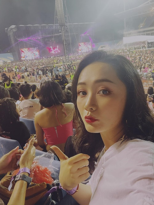 BTV Thu Hà “quẩy” tưng bừng trong đêm đầu tiên của concert BlackPink tại Hà Nội. Ảnh: FBNV.