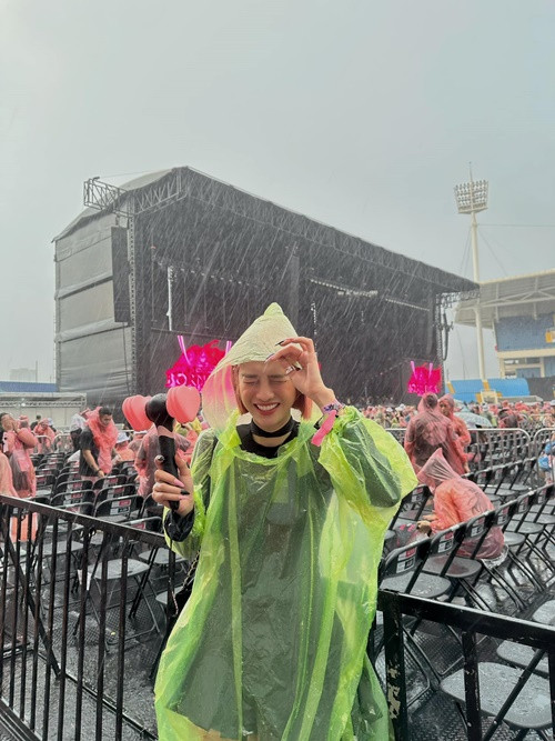 Trình Mỹ Duyên cũng mặc áo mưa chờ đợi xem concert BlackPink. Ảnh: FBNV.