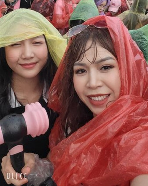 Bà xã Mạnh Trường đưa con gái đầu lòng đi xem concert BlackPink tại Hà Nội. Cả hai mẹ con hào hứng dù phải đội mưa trước khi đêm nhạc diễn ra. Ảnh: FBNV.