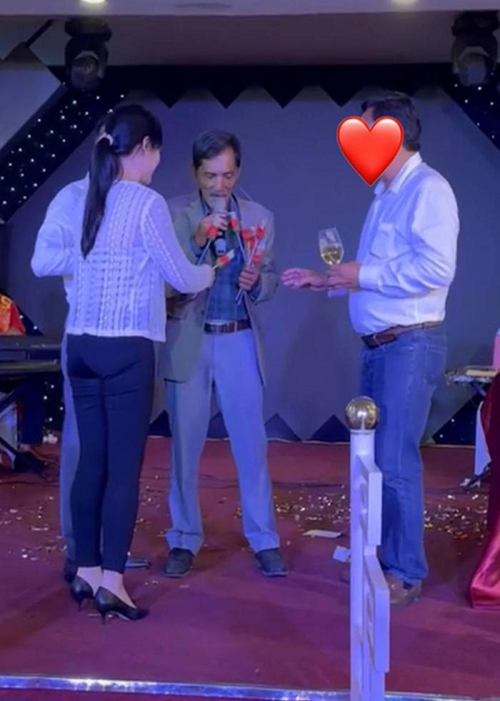 Trả lời Zing, MC Ruby cho biết, tổng số tiền gắn trên hoa là 1,4 triệu đồng. Sau khi chia cho các thành viên trong ban nhạc, nữ MC đưa lại cho diễn viên Thương Tín 700.000 đồng. Tuy nhiên, theo MC Ruby, trên truyền thông, nhạc sĩ Tô Hiếu lại nói rằng nghệ sĩ Thương Tín không nhận số tiền 700.000 đồng. Ảnh: Saostar.