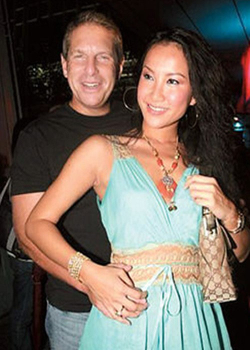 Đầu năm nay, chồng Coco Lee bị đồn ngoại tình nhiều lần. Tỷ phú Bruce Rockowitz còn được cho là không quan tâm Coco Lee khi cô bị chấn thương nặng ở chân. Ảnh: Dân Trí.