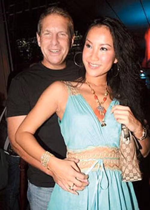 Đầu năm nay, chồng Coco Lee bị đồn ngoại tình nhiều lần. Tỷ phú Bruce Rockowitz còn được cho là không quan tâm Coco Lee khi cô bị chấn thương nặng ở chân. Ảnh: Dân Trí.