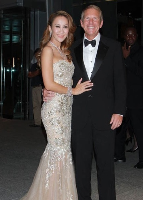 Sinh thời, Coco Lee kết hôn với Bruce Rockowitz. Theo Zing, Bruce Rockowitz là doanh nhân người Canada gốc Do Thái. Ông là giám đốc điều hành của Global Brands Group, đơn vị quản lý những thương hiệu như Calvin Klein, Juicy Couture. Ảnh: Zing.