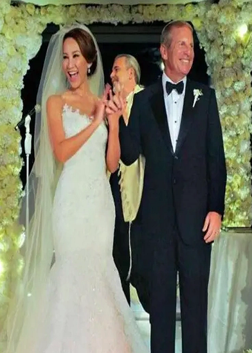 Đám cưới của Coco Lee diễn ra năm 2011. Jennifer Lopez, Bruno Mars, Thành Long, Củng Lợi, Chương Tử Di đều đến chúc mừng “Mariah Carey của châu Á”. Ảnh: Dân Trí.